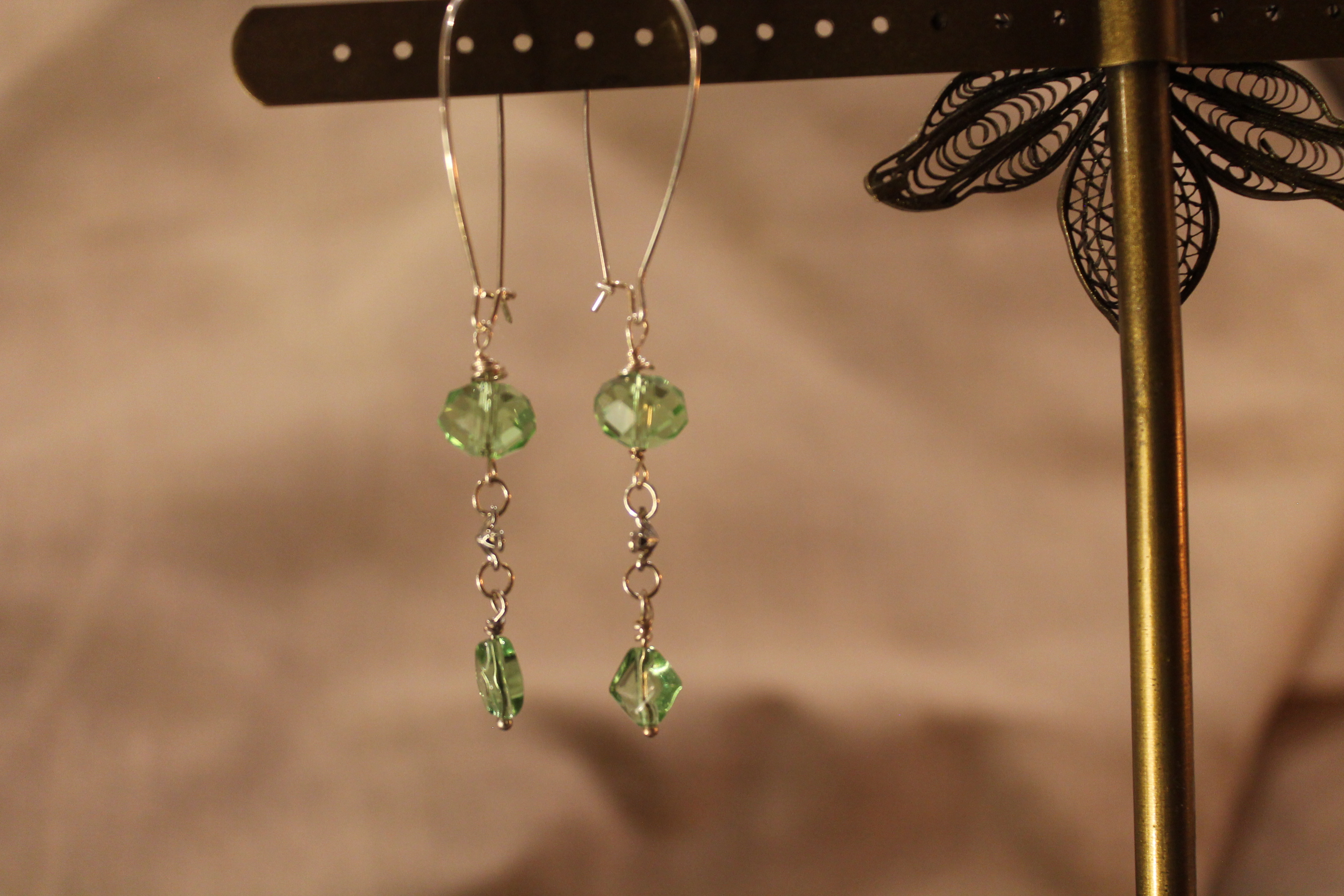 ørering med vårgrønne krystaller Unikke og bæredygtige smykker